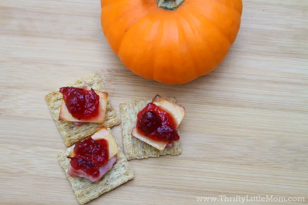 Triscuits with cranberry sauce