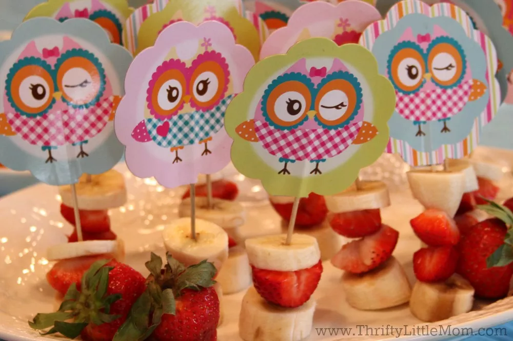 Planning a Cute Owl Themed Birthday Party? This post has lots of ideas for decorations, food, cake and cute usable party favors!