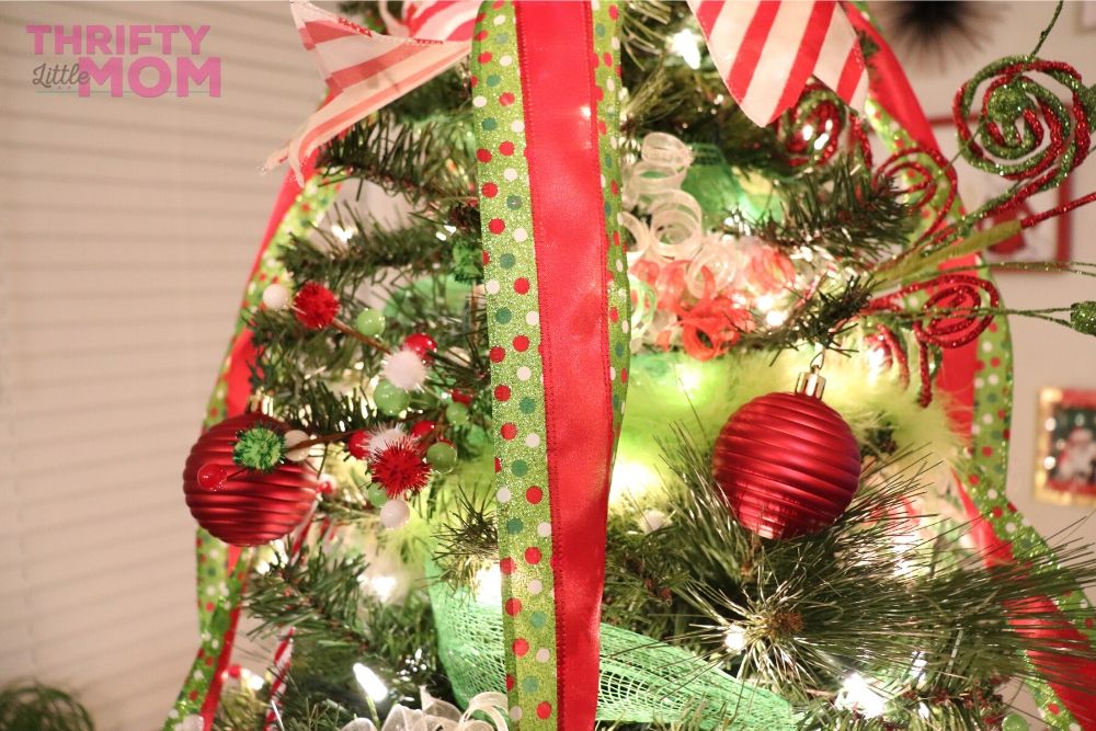 https://thriftylittlemom.com/wp-content/uploads/2019/11/grinch_christmas_tree_grinch_ribbons.jpg