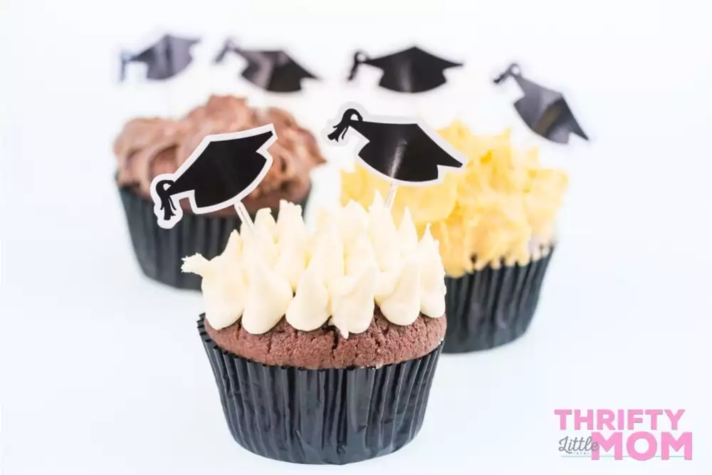 cup cakes with toppers for high school graduation party